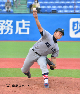 投打で活躍した加藤拓。４回には２塁打を放った。