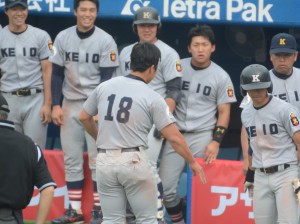 勝ち越し本塁打を放った加藤拓(写真中央・背番号18)を、ベンチが笑顔で出迎えた