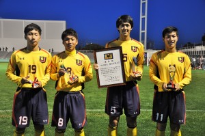 （左から）松木、山田副将、久保主将、山本の4選手が個人賞を受賞