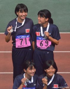 塾新記録を樹立し、準優勝を果たした女子4継メンバー　清水（左上）、竹内（右上）、足立（左下）、川村（右下） 
