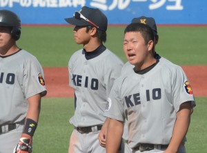 試合後、慶大ファンにあいさつする横尾主将(写真右)。