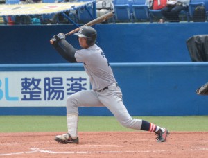 ５回表２死二塁、中前適時打を放つ藤川。新人戦3試合は10打数４安打と、高い打撃技術を見せつけた