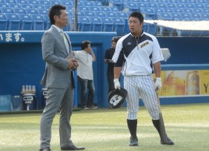 試合前には、侍ジャパントップチームの監督である小久保裕紀氏と横尾が話す場面も見られた