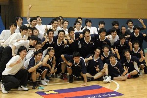 試合後、笑顔を浮かべる慶大バスケ部の選手達