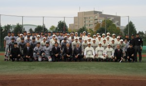 試合後の集合写真。早慶野球部に新たな歴史が刻まれた。