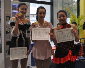 5，6級女子で慶大が表彰台を独占した  メダルはチョコレートでできている