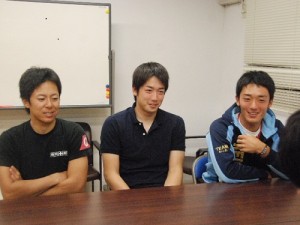 笑顔で取材に応じてくれた神田、田中聡、西野の３選手