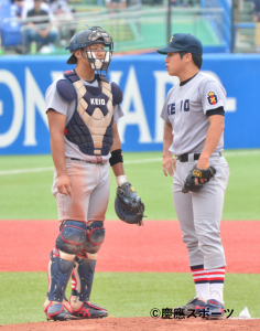 須藤（左）と加藤拓（右）。バッテリーでアベック本塁打を放った。 