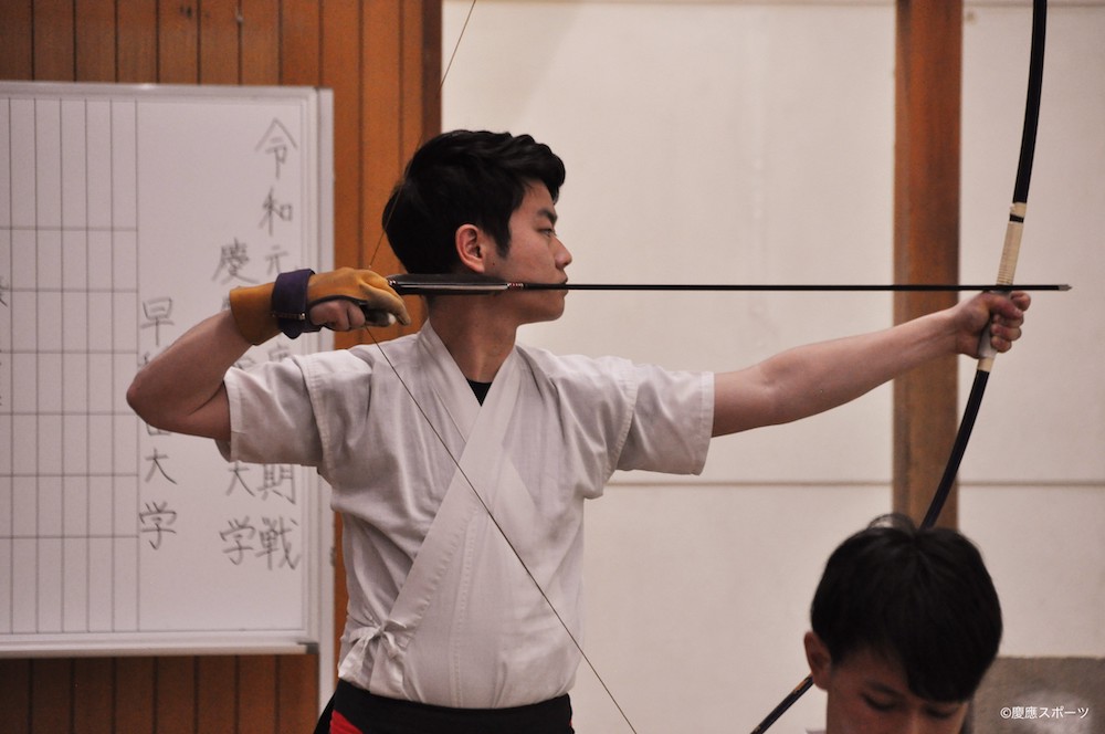 【弓術(男子)】最後まで早大寄せ付けず勝利 昨年の雪辱晴らす 令和元年度対早稲田大学定期戦 | KEIO SPORTS PRESS