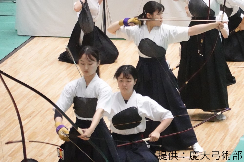 【弓術】男子団体は強豪法大に敗れベスト8、女子団体は1回戦から勝ち抜き準優勝!/全関東学生弓道選手権大会 | KEIO SPORTS PRESS