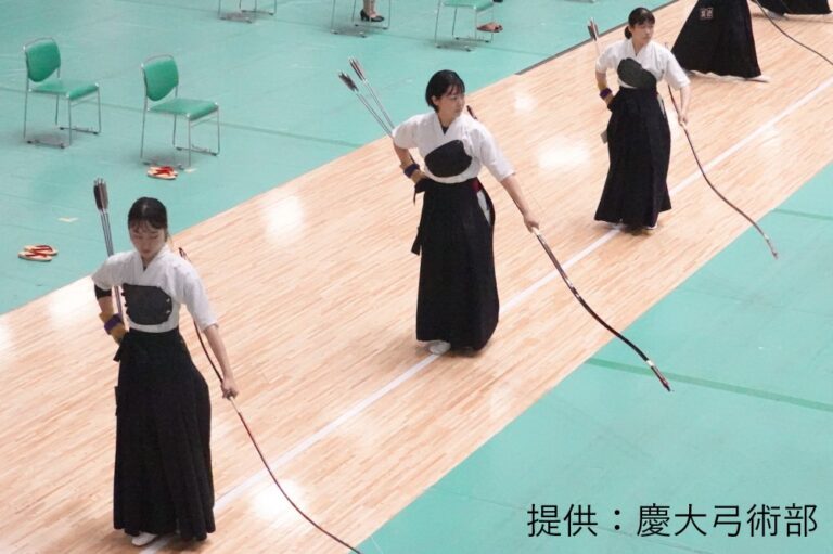 【弓術】男子団体は強豪法大に敗れベスト8、女子団体は1回戦から勝ち抜き準優勝!/全関東学生弓道選手権大会 | KEIO SPORTS PRESS